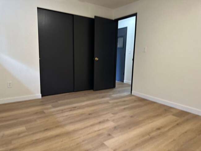 Building Photo - PET FRIENDLY spacious 2bdr