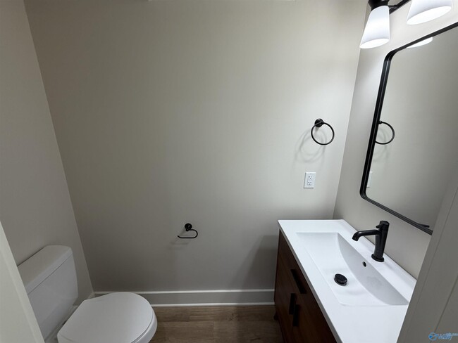 Building Photo - 14 Walnut St NE