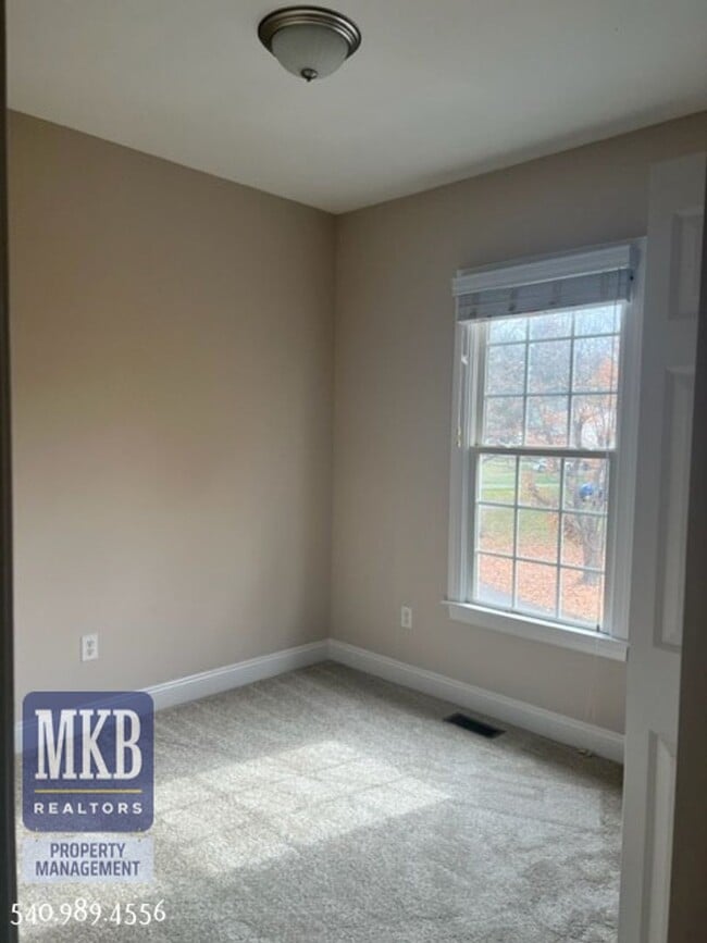 Building Photo - Spacious 3 Bedroom/ 2.5 Bath Home