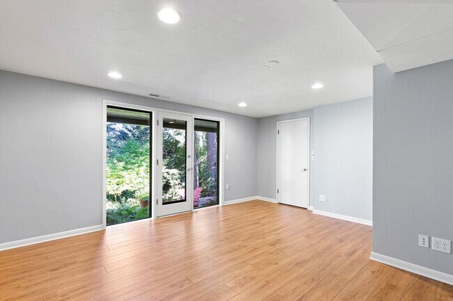 Building Photo - 2640 SW Vista Dr
