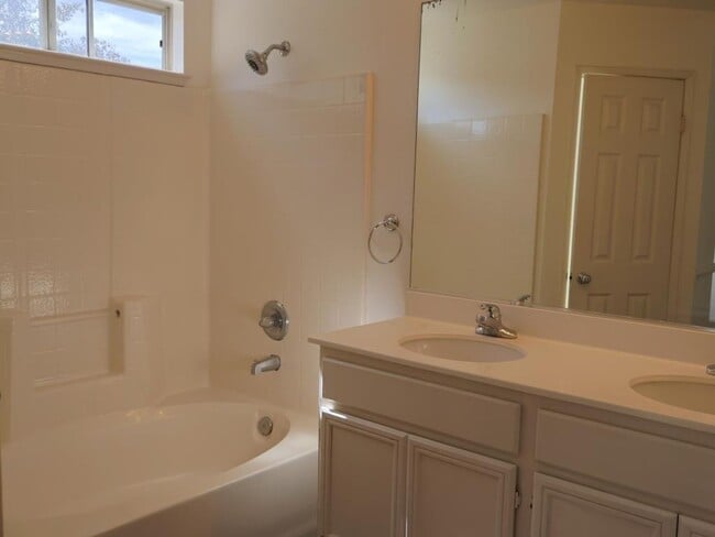 Building Photo - 3Bed/2.5Bath in Oceanside~ Ventana