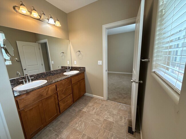 Building Photo - Beautiful 3 Bedroom  2.0 Bathroom Home in ...