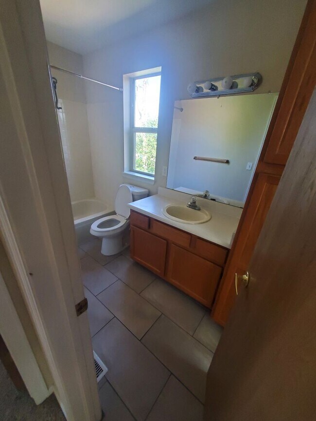 Building Photo - 3 Bedroom Home w Extra Room and 2 Car Garage in Stratford Lakes!