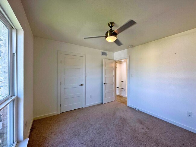 Building Photo - 8603 Putnam Dr