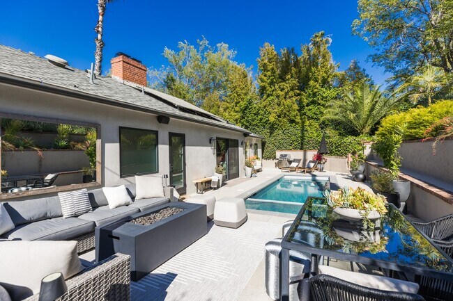 Building Photo - S of the Blvd - upgraded 4+3 w/pool + views!