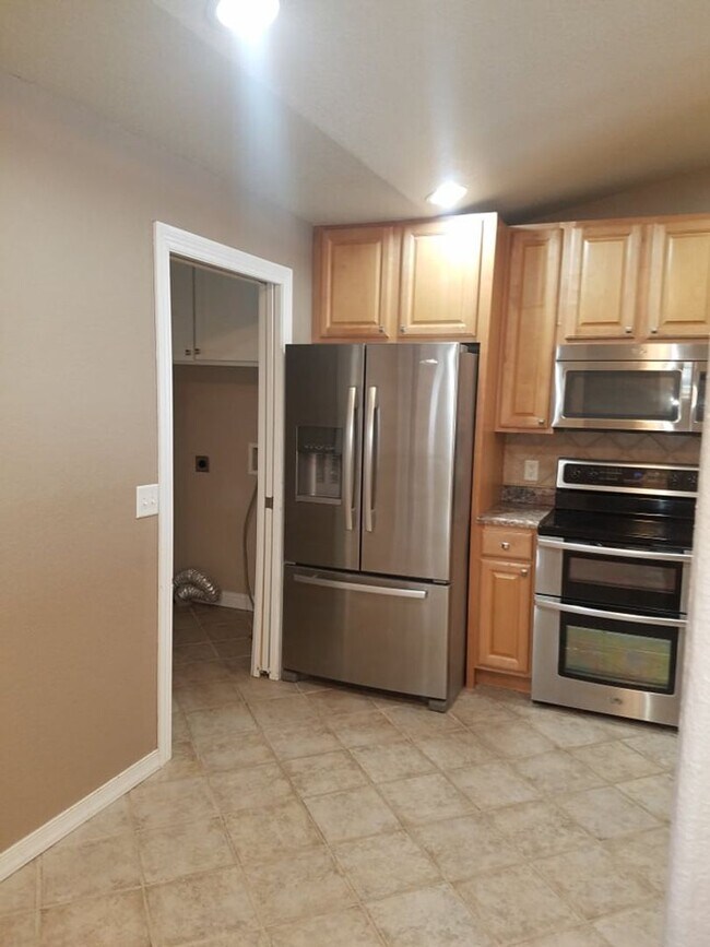 Building Photo - Beautiful Townhouse with Magnificent City Views.