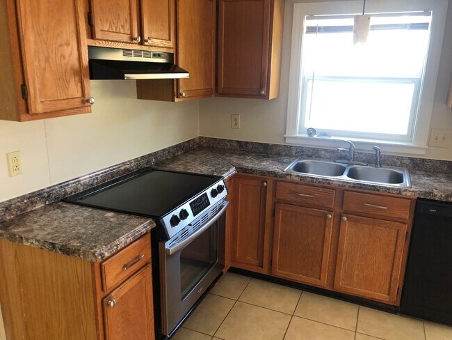 Building Photo - Wonderfully updated 3 bedroom 2 bath ranch...