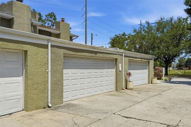 Building Photo - 727 N Himes Ave