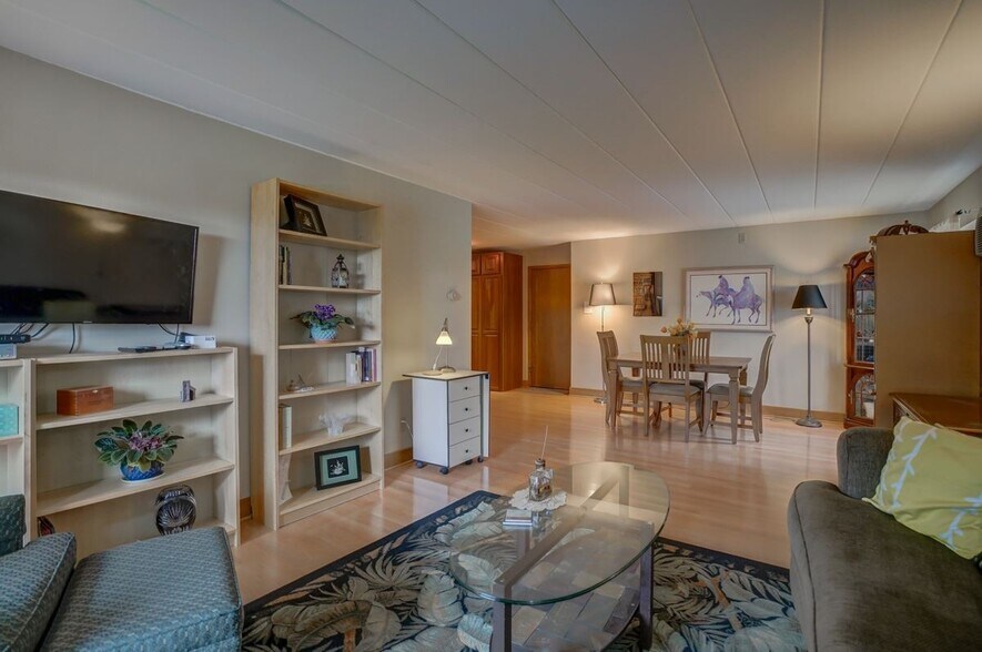 View of the entrance and dining area from the living room - 2051 Allen Blvd
