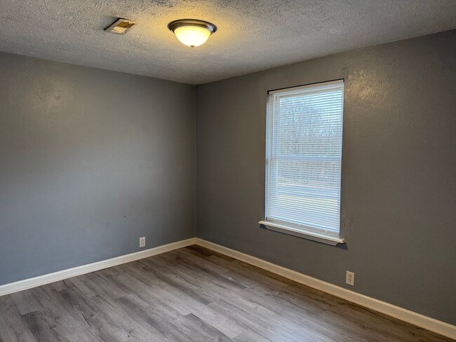 Building Photo - 155 Tamarack Dr