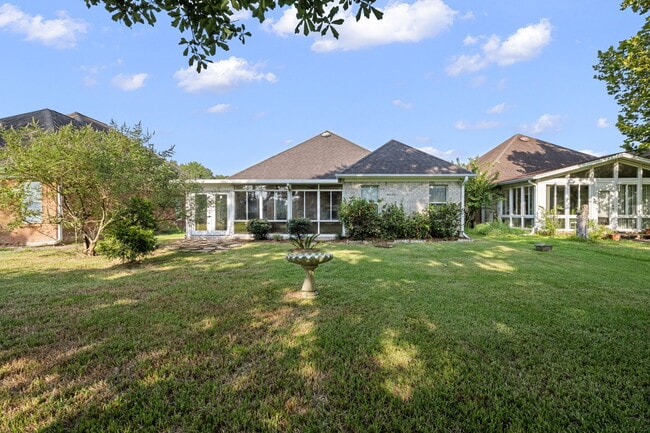 Building Photo - 123 Club Dr