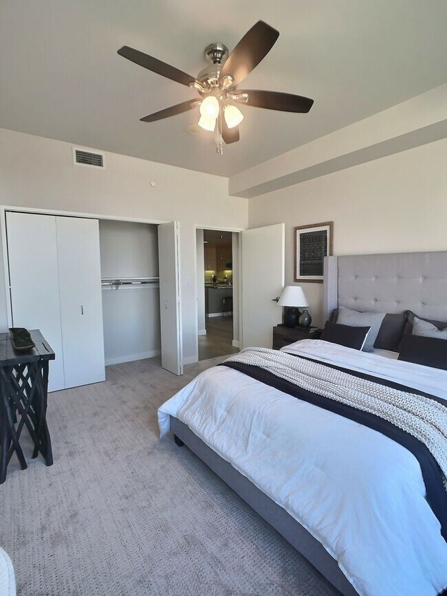 Building Photo - Gorgeous 1 Bedroom Condo at Axis with Den