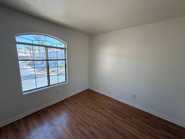 Building Photo - 3 bedrom 2.5 bath Gated Community Townhome with community  Pool, Spa & Private Garage
