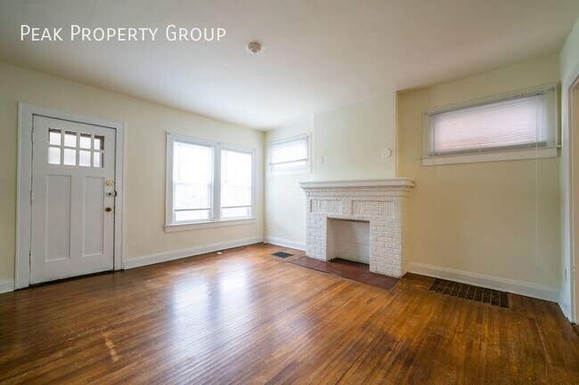 Building Photo - Available in October! Located in Grandview...