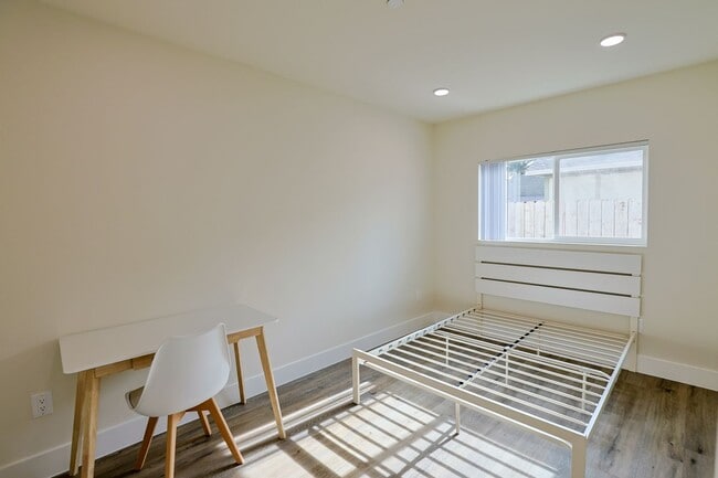 Building Photo - 1422 W 29th St
