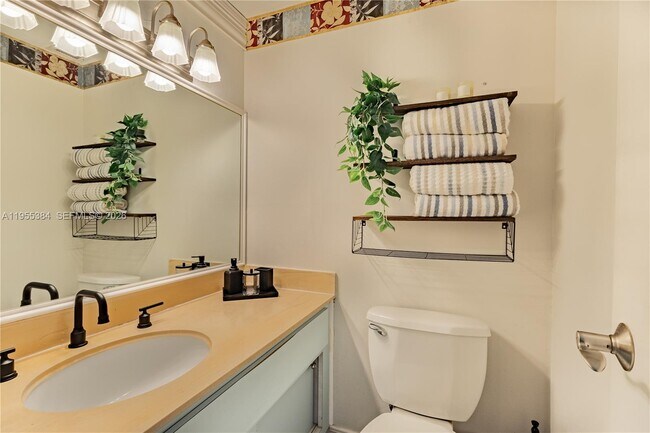 Building Photo - 300 Bayview Dr