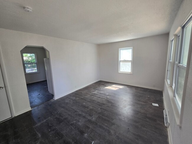 Building Photo - 3 bed 1 bathroom house