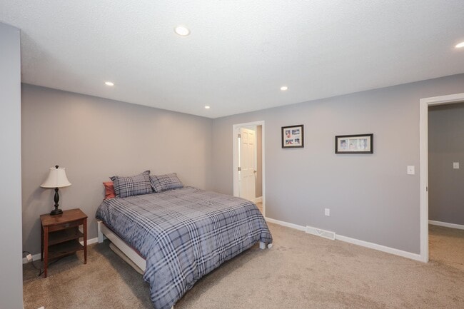 Building Photo - 5 Gleneagle Dr