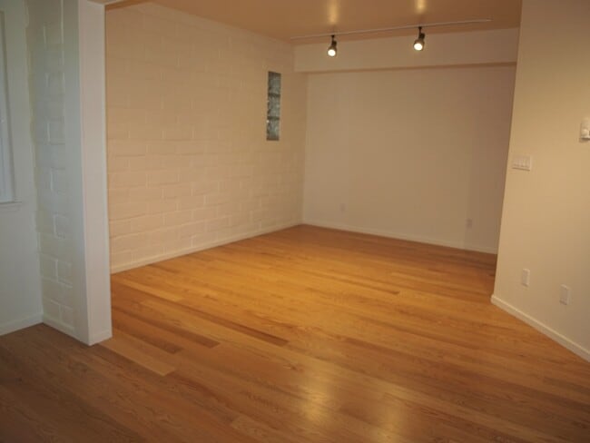 Building Photo - Spacious Two-Story Duplex Near Caledonia
