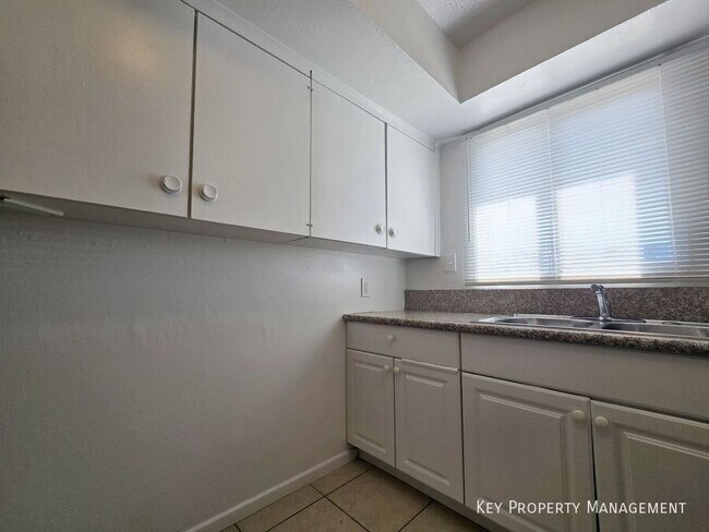 Building Photo - 1904 Rexford Dr