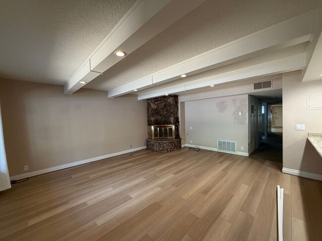Building Photo - Upgraded Condo in Quiet Condominium Complex