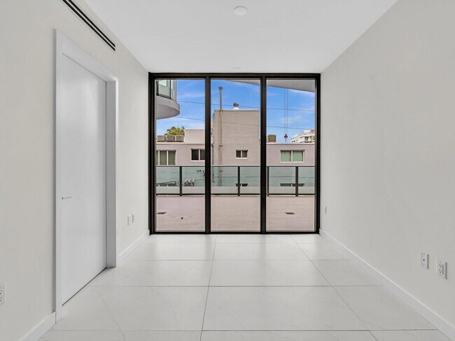 Building Photo - 9901 W Bay Harbor Dr