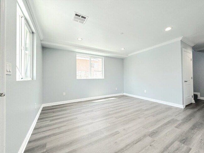 Building Photo - 322 E 55th St