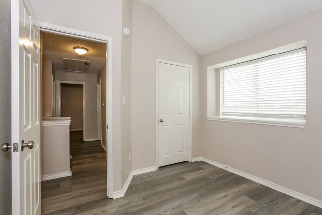 Building Photo - 208 Chamblin Dr