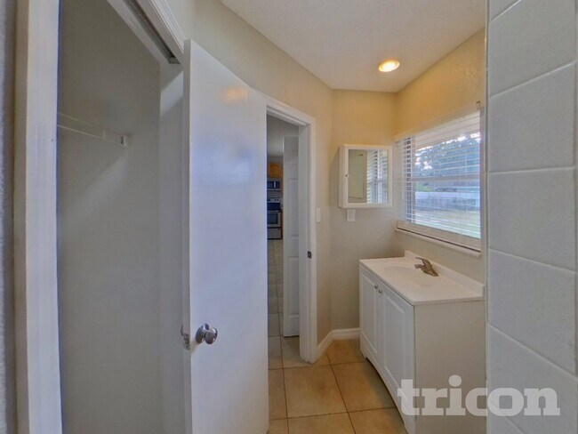 Building Photo - 10811 La Vista Loop