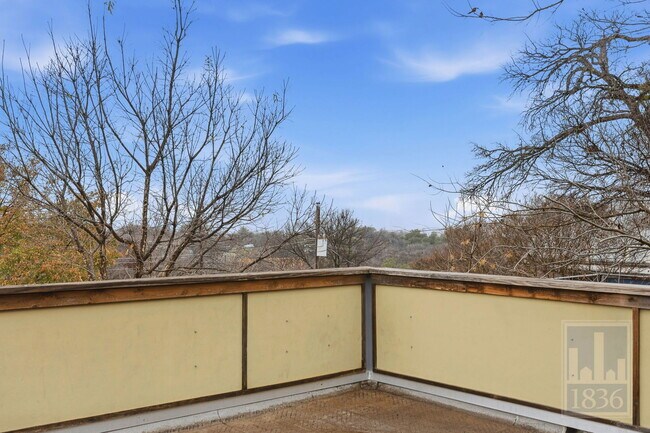 Building Photo - 1520 Parker Ln