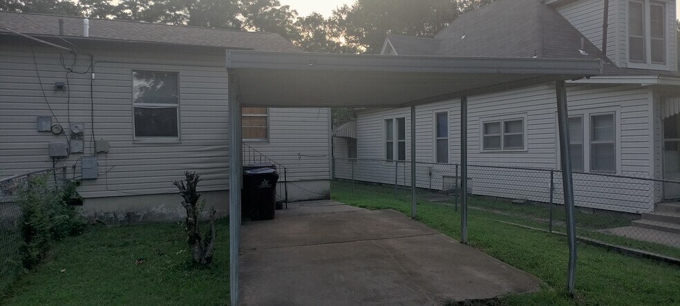 Covered Parking - 1114 N 35th St