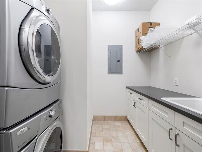 Building Photo - 1065 Peachtree St NE