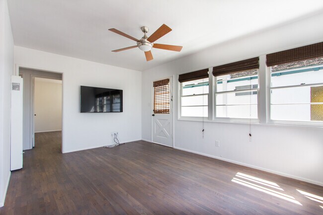 Building Photo - 502 Poinsettia Ave