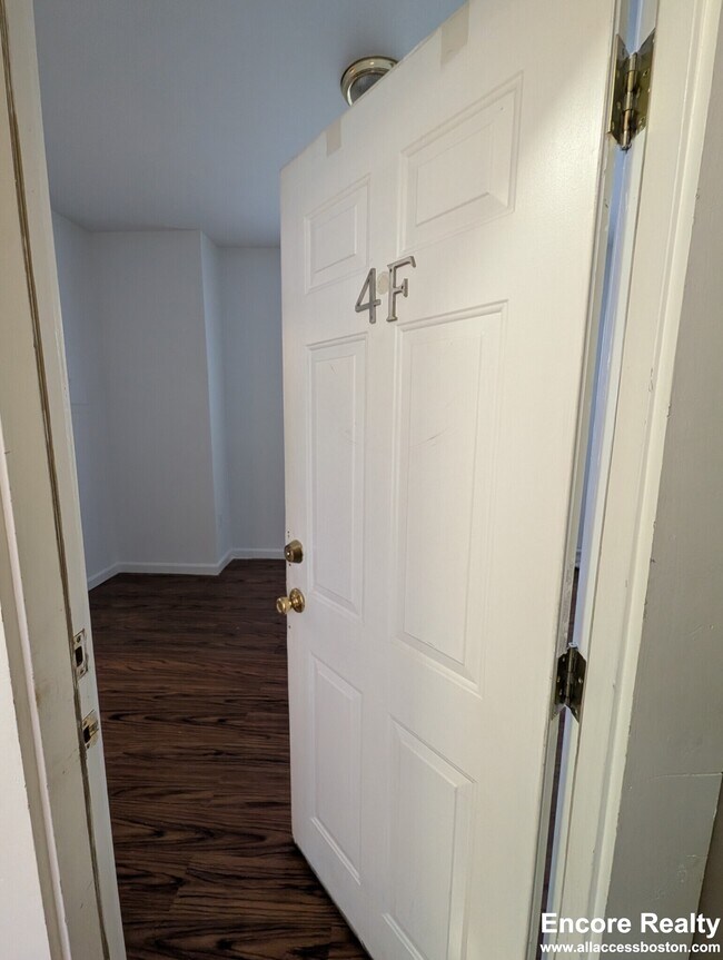 Building Photo - 31 Temple St