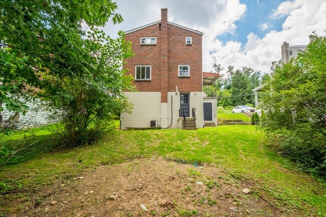 Building Photo - AVAILABLE SEPT 1ST!! Check out this FANTAS...