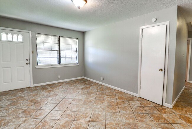 Building Photo - 3 Bedroom 1 Bathroom House in Texarkana, AR