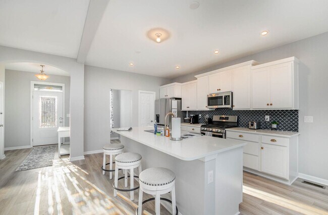 Building Photo - Fully Furnished Executive Corporate Rental