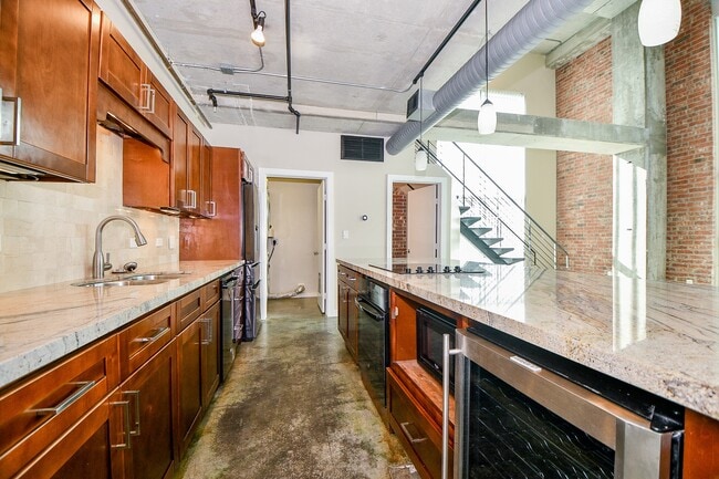 Building Photo - 2000 Bagby St