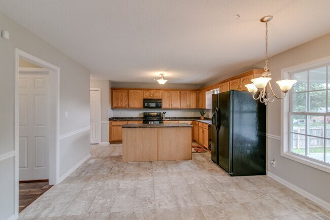 Building Photo - 4 Bedroom Pet Friendly Home For Rent!