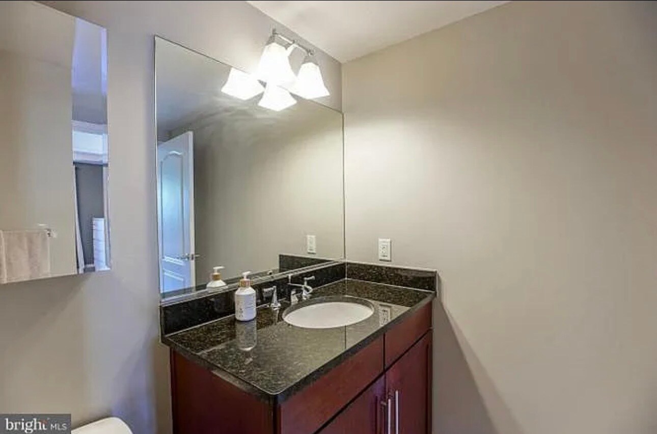 Building Photo - 525 N Fayette St