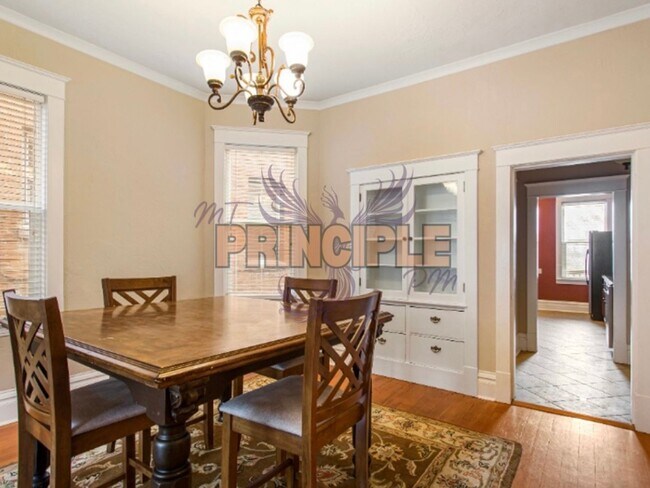 Building Photo - 820-822 W Silver