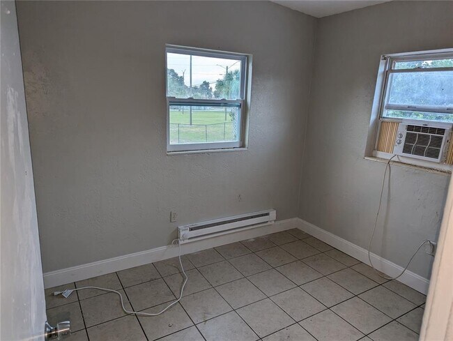 Building Photo - 2000 Queensboro Ave S