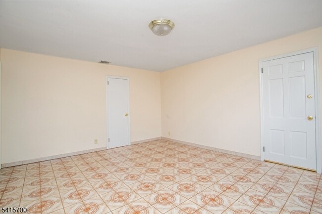 Building Photo - 27 Ashwood Ave