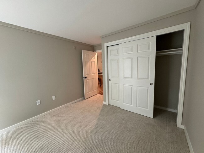 Building Photo - Beautiful One Bedroom Condo - HEAT INCLUDED!!