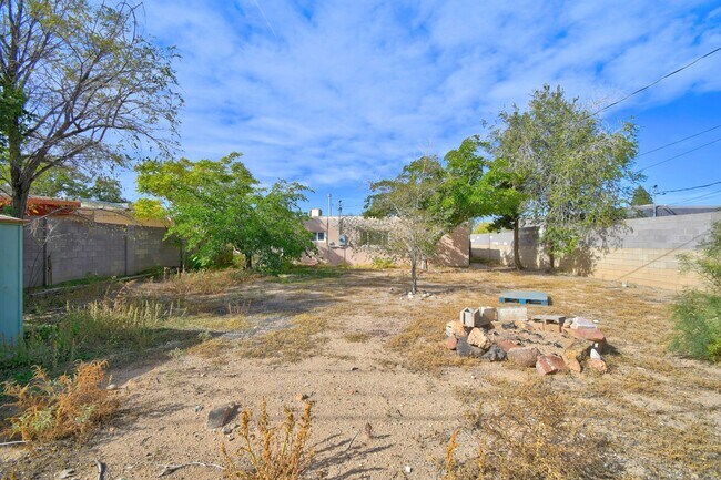 Building Photo - NE Heights 2 Bedroom 1 Bath  with garage