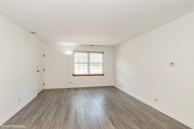 Building Photo - 152 E Winchester Rd