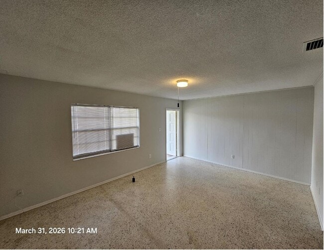 Building Photo - Beautiful and cozy 2/1 apartment available now!