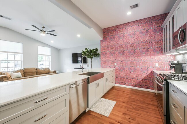 Building Photo - 213 N Hutcheson St