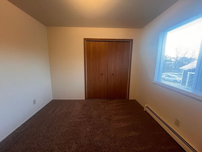 Building Photo - Spacious Two Bedroom Upper Apartment with Laundry in Unit!