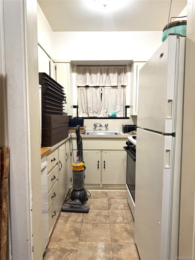 Building Photo - 40-17 194th St